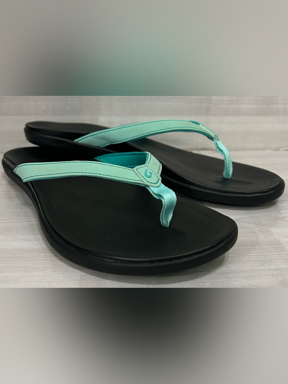 Olukai Ho'opio Flip Flops Womens Size 6 Blue Thong Sandals Beach Coastal Surf